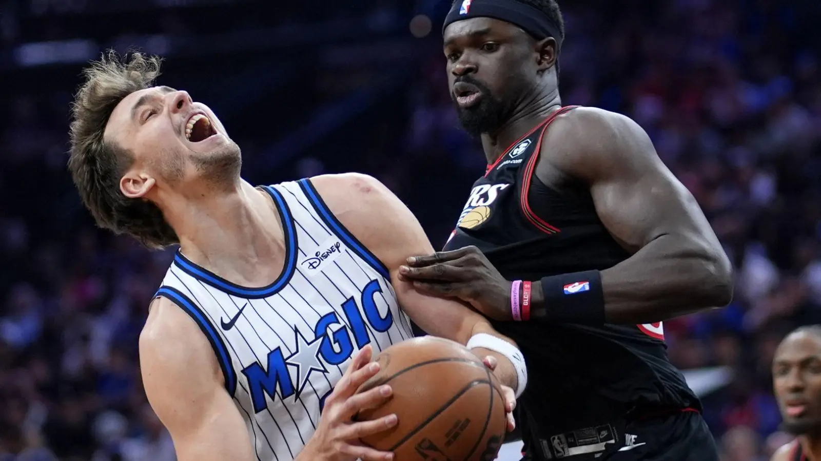 Musste mit Orlando eine Niederlage in Philadelphia hinnehmen: Franz Wagner (li). (Foto: Matt Slocum/AP/dpa)