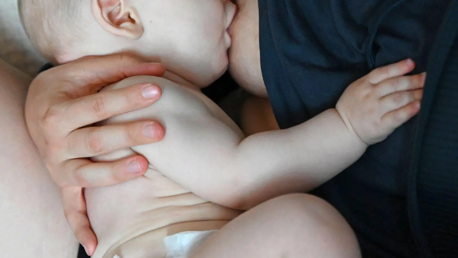 Auf in ein langes Leben: Laut dem Bayerischen Landesamt für Statistik ist die Lebenserwartung für Neugeborene in Bayern gestiegen.  (Foto: Elisa Schu/dpa)