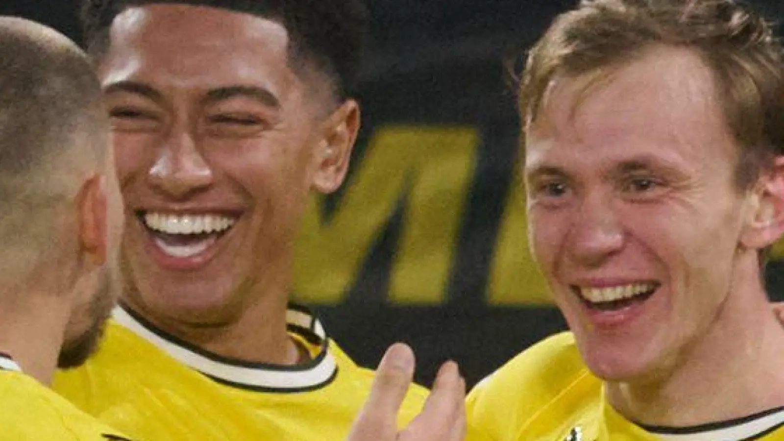 Maximilian Beier (2.v.r.) schoss das Siegtor für den BVB. (Foto: Bernd Thissen/dpa)