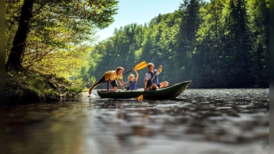 Erste Schläge für den Nachwuchs? Die Berounka ist ideales Terrain für Paddeleinsteiger - und familientauglich. (Foto: Jan Kasl/Czech Tourism/dpa-tmn)