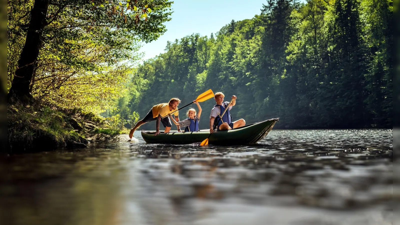 Erste Schläge für den Nachwuchs? Die Berounka ist ideales Terrain für Paddeleinsteiger - und familientauglich. (Foto: Jan Kasl/Czech Tourism/dpa-tmn)