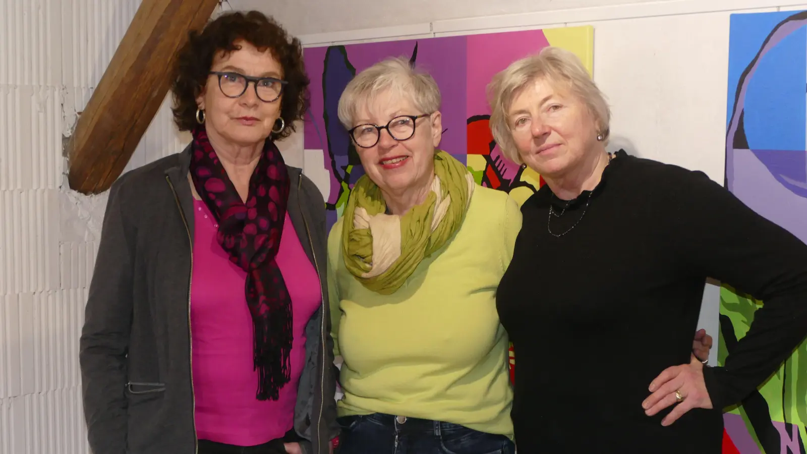 Diese drei Künstlerinnen präsentieren ihre Werke gemeinsam in Burgbernheim (von links): Ilse Feiner, Irmtraud Schmidt-Hartung und Sabine Schricker-Müller. (Foto: Helmut Meixner)