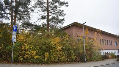 Der Stadtrat traf den Grundsatzbeschluss, die Comenius-Grundschule an der Südostseite, die derzeit bewachsen ist, in zweigeschossiger Bauweise zu erweitern. (Foto: Ute Niephaus)