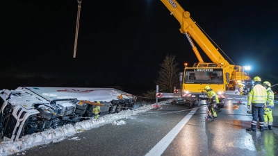 Mit einem Kran wurde der Lkw aus dem Graben gehoben. (Symbolbild: NEWS5 / Kevin Weddig)