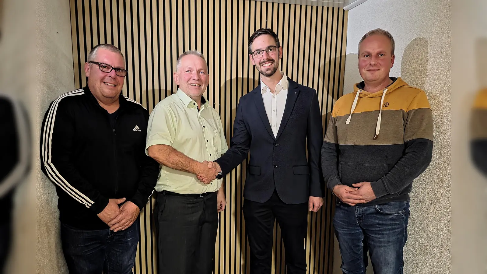  Jens Goth (2.von rechts) will Bürgermeister in Dürrwangen werden. Unterstützt wird er von der Gruppierung WMD, die mit Thomas Huber, Reiner Proff sowie Steffen Heyer (von links) im Gemeinderat vertreten ist. (Foto: WMD/ Marco Volland)