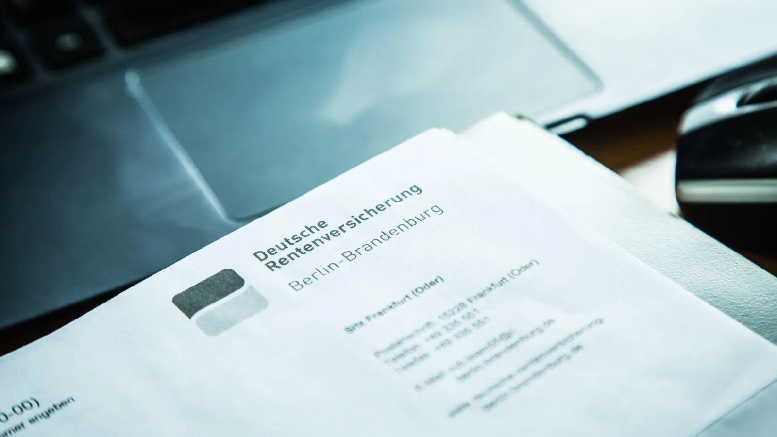 Rentenbescheide können Fehler enthalten, meist aber liegt es daran, dass Informationen fehlen. (Foto: Christin Klose/dpa-tmn)