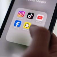 Bei Social-Media-Posts über den Arbeitgeber oder aus dem Arbeitsumfeld sollte man extrem vorsichtig sein. (Foto: Alicia Windzio/dpa/dpa-tmn)
