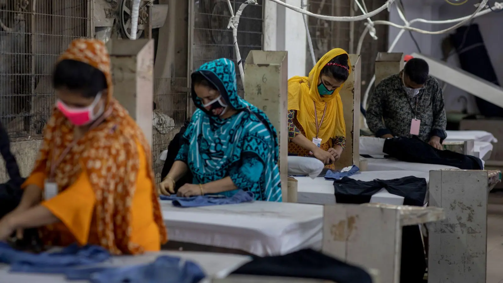 Frauen in Bangladesch arbeiten in einer Textilfabrik. (Foto Archiv) (Foto: K M Asad/dpa)