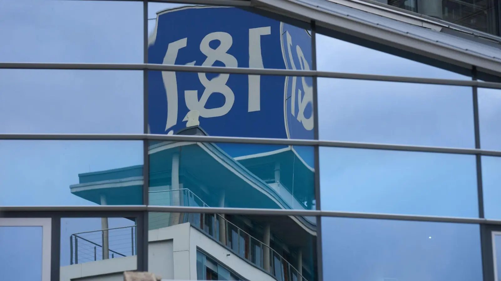 Das Logo vom 1&amp;1 an der Firmenzentrale in Montabaur im Westerwald. (Foto: Thomas Frey/dpa)