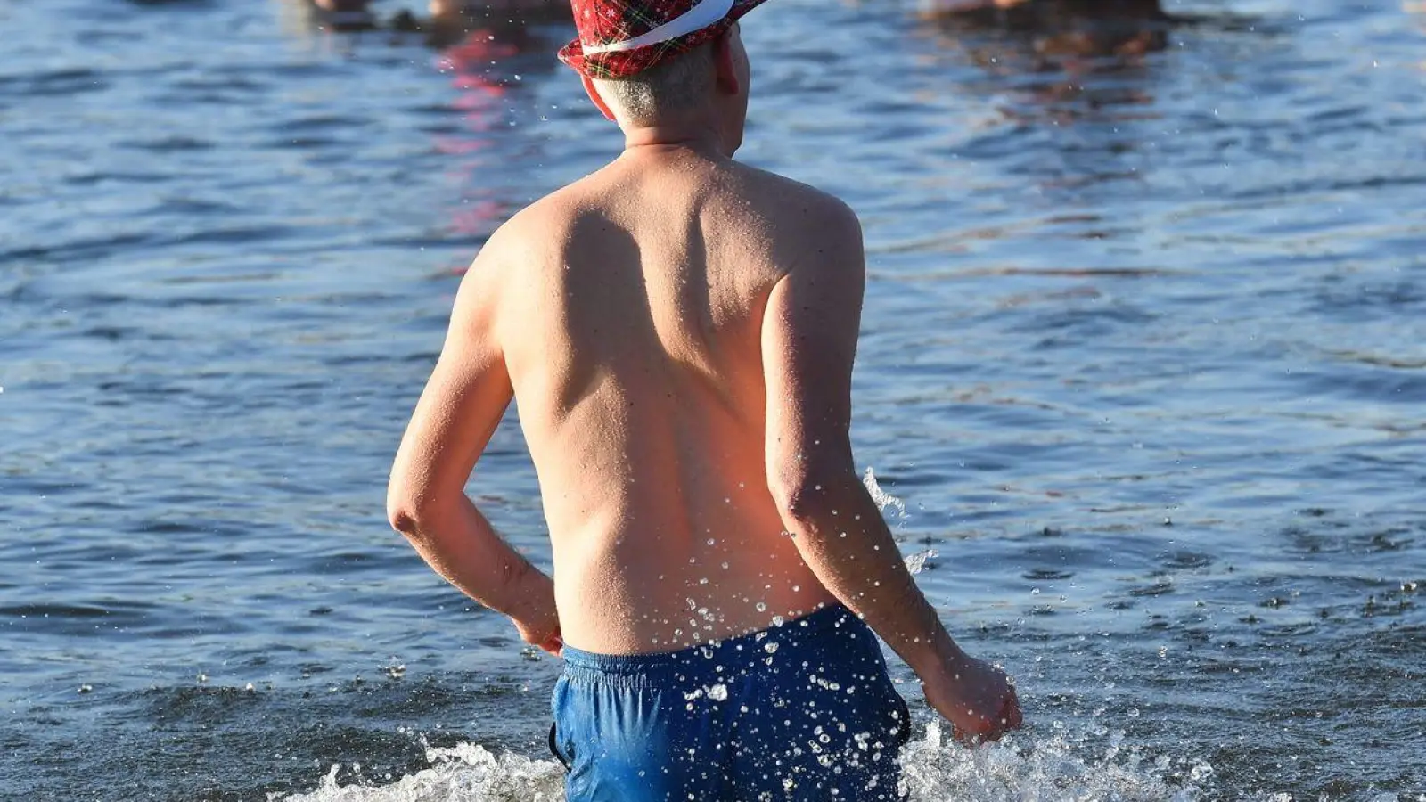 Nicht nur an Weihnachten und Neujahr baden die Berliner Seehunde bei eiskalten Temperaturen im Berliner Orankesee. (Foto: Paul Zinken/dpa)