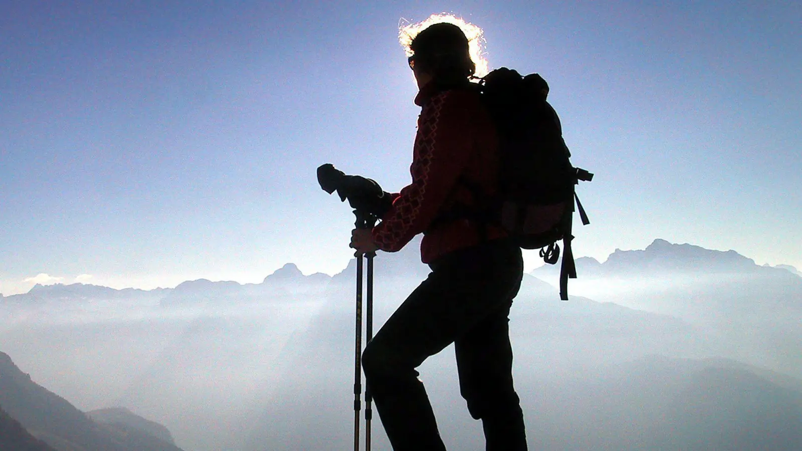 Gleißendes Sonnenlicht: Gerade beim Wandern und in der Höhe wird spezielle UV-Schutzkleidung auch Erwachsenen empfohlen. (Foto: Wolfgang Kumm/dpa/dpa-tmn)