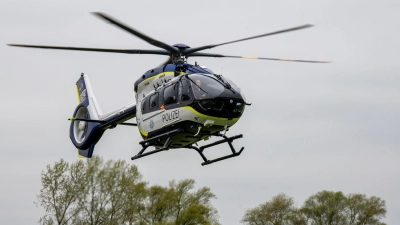 Die Polizei suchte auch mit einem Hubschrauber nach den beiden Männern. (Symbolbild) (Foto: Stefan Puchner/dpa)