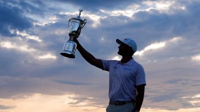 Wyndham Clark präsentiert stolz die Trophäe.  (Foto: Seth Wenig/AP/dpa)
