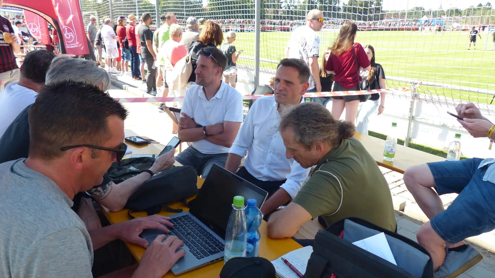 Am Dienstag auf dem Valznerweiher-Gelände in lockerer Gesprächsrunde mit Nürnberger Sportjournalisten: der neue FCN-Sportvorstand Joti Chatzialexiou (Zweiter von rechts). (Foto: Herbert Ruff)