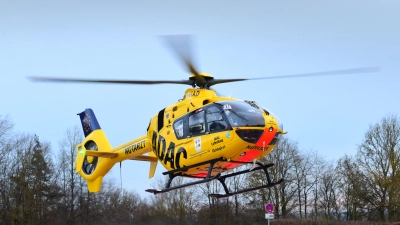 Schwere Verletzungen an seinem linken Bein hat ein Kleinkraftfahrer bei einem Unfall erlitten. Der Rettungshubschrauber brachte ihn in ein Krankenhaus. (Symbolbild: Jim Albright)