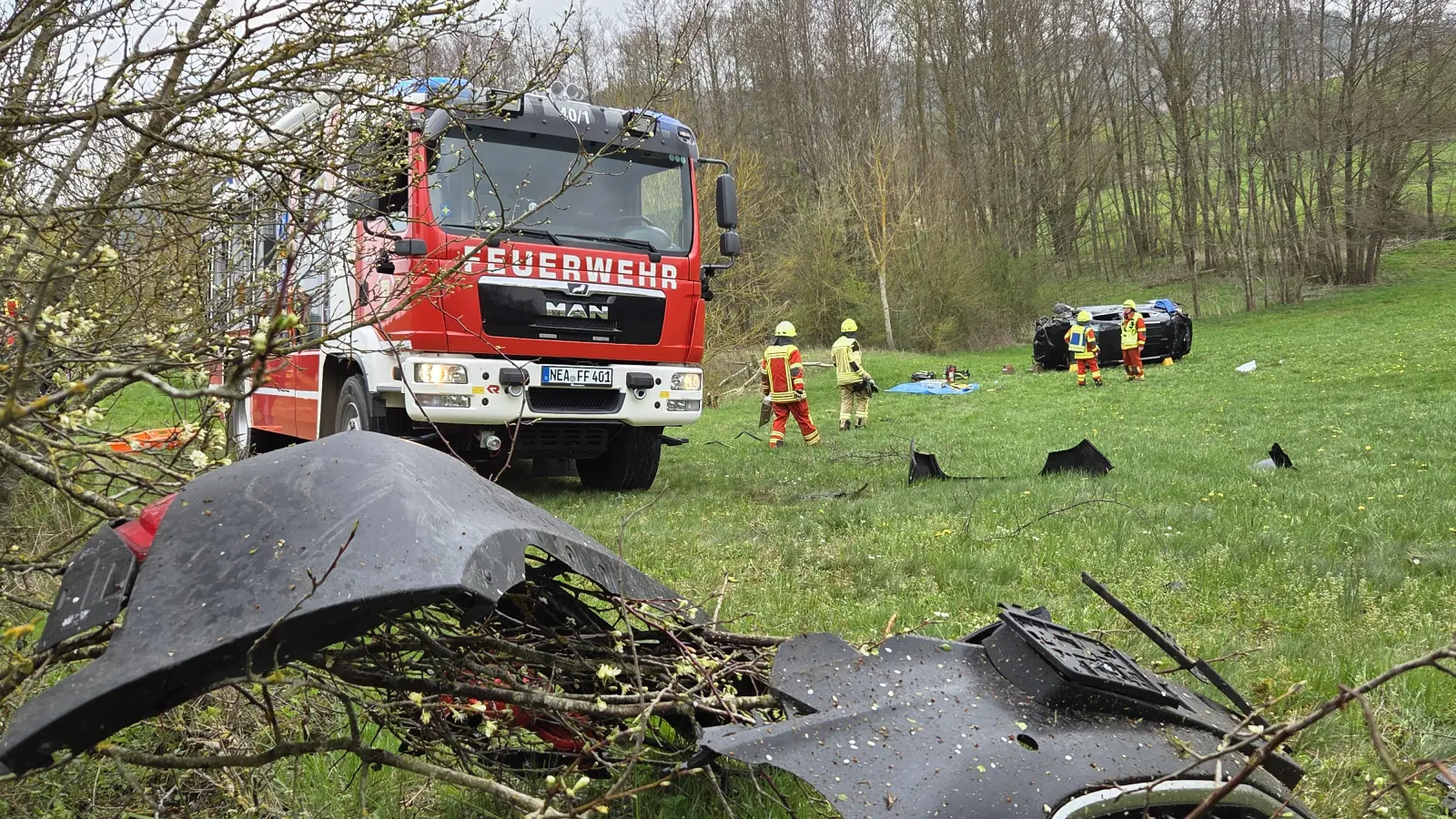 Auf einer Wiese blieb das Auto auf der Seite liegen. Die Feuerwehr musste den Mann aus dem Auto befreien. (Foto: Rainer Weiskirchen)