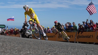 Tadej Pogacar wehrte Angriffe von Jonas Vingegaard ab und kam knapp vor ihm ins Ziel. (Foto: Thibault Camus/AP/dpa)