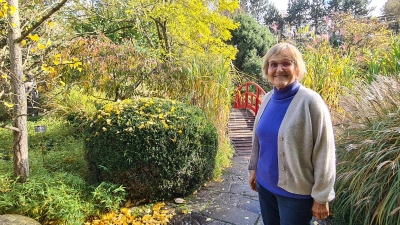 Ursula Leyk in ihrem Lotosgarten. Wie es mit ihm und dem Café weitergehen wird, ist derzeit unklar. Sie selbst möchte nach München ziehen – zu ihren beiden Enkelkindern. (Foto: Margit Schwandt)