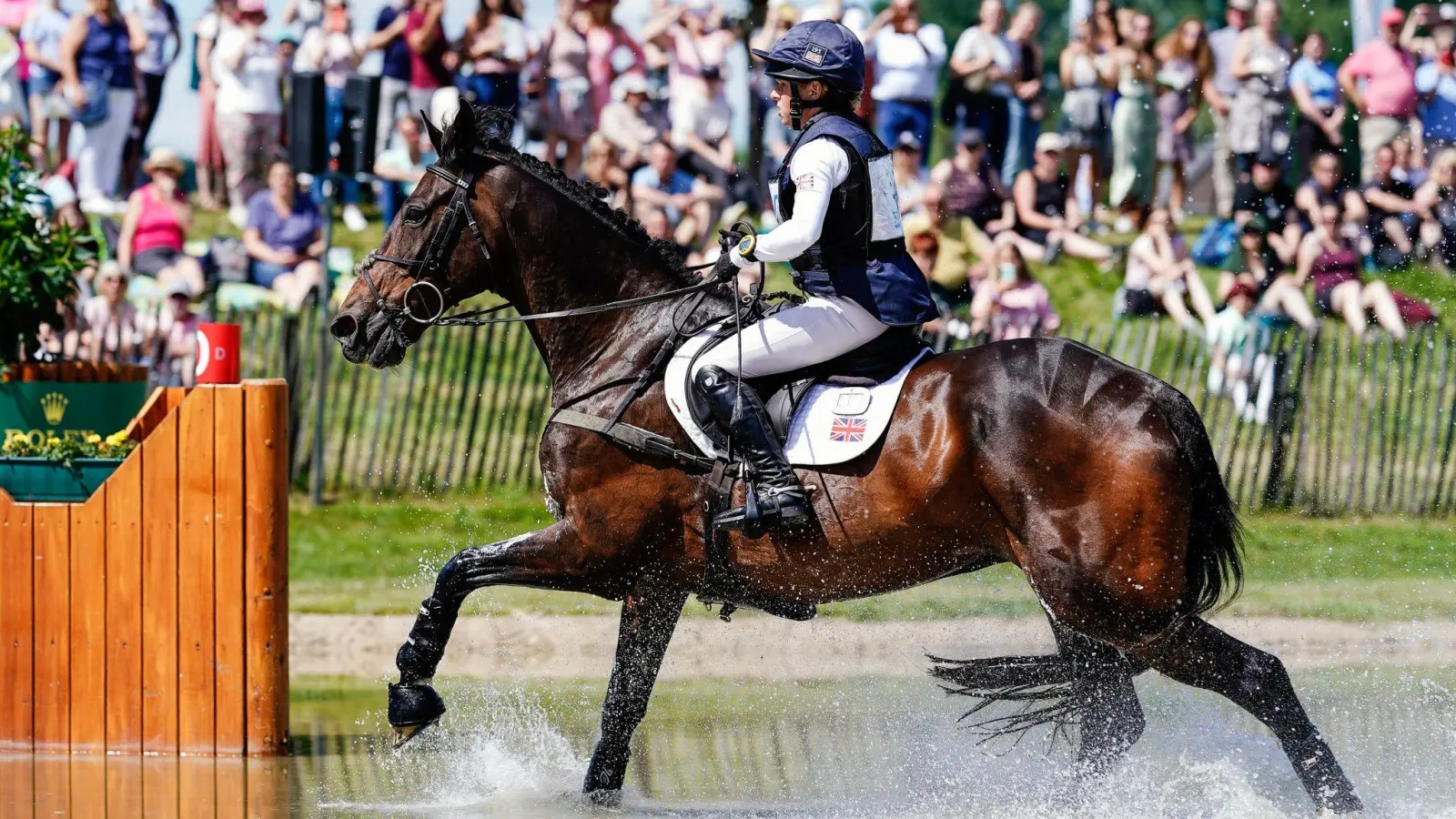 Vielseitigkeitsreiterin Rosalind Canter aus Großbritannien auf Allstar B beim Geländeritt. (Foto: Uwe Anspach/dpa)