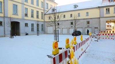 In der Schneelandschaft rund um die Baustelle ragten am Dienstag zumindest die Absperrungen heraus. (Foto: Jim Albright)