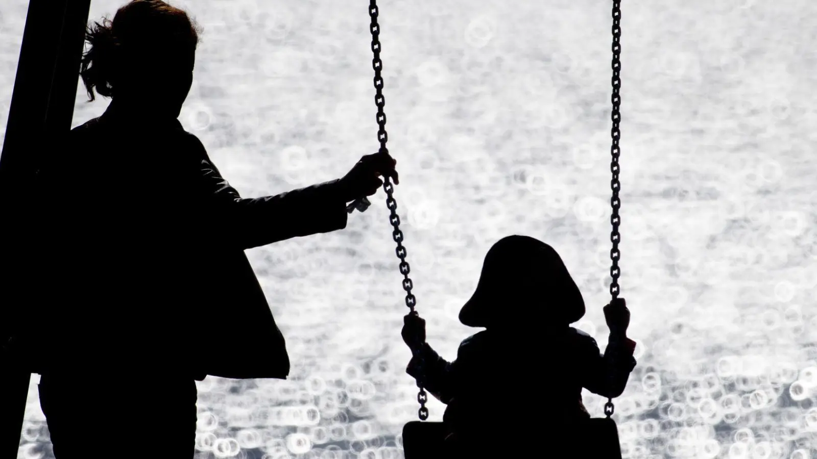 Das Armutsrisiko von Alleinerziehenden und ihren Kindern ist laut Statistik mehr als doppelt so hoch, wie bei Familien mit beiden Elternteilen. (Symbolbild) (Foto: Christian Charisius/dpa)