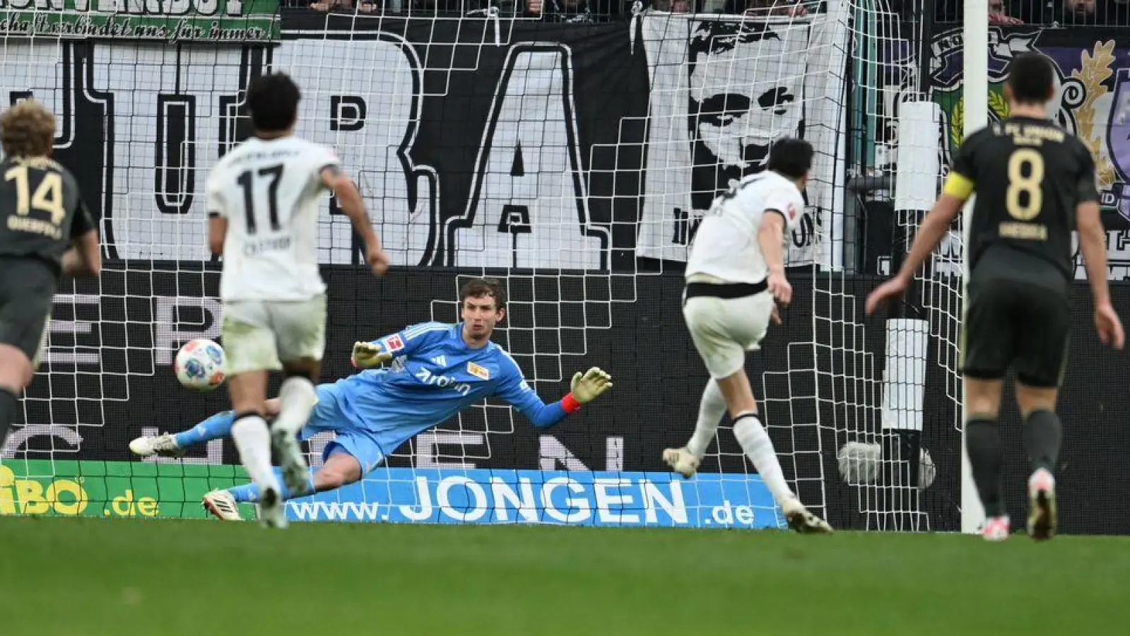 Sieg in der Nachspielzeit für Borussia Mönchengladbach. (Foto: Fabian Strauch/dpa)