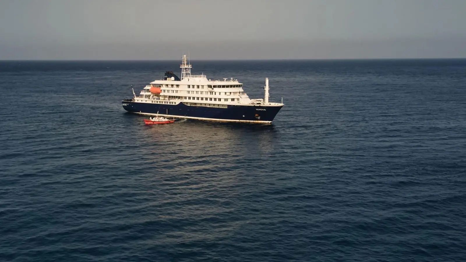 Laut WHO sind drei Patienten von der „Hondius“ evakuiert worden und auf dem Weg in die Niederlande. (Foto: Arilson Almeida/AP/dpa)