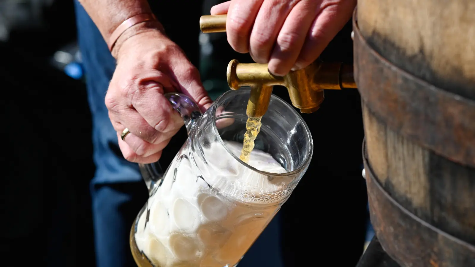 Mit einem Maßkrug hatte ein Kellner im Festzelt der Dinkelsbühler Kinderzeche seinen Chef mit einem Maßkrug angegriffen. Dafür muss er mehrere Jahre lang in Haft.  (Foto: Jim Albright)