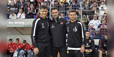 Ein Weltmeister bei der SpVgg Ansbach: FCN-Trainer Miroslav Klose mit Christoph Hasselmeier (links) und Niklas Reutelhuber. (Foto: Martin Rügner)