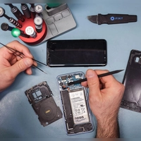 Sprung im Glas? Smartphones müssen nun so konstruiert sein, dass sich Verschleiß-Bauteile wie das Display leichter tauschen lassen. (Foto: Christian Charisius/dpa/dpa-tmn)