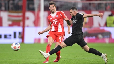 Leon Goretzka (l) in Aktion gegen Gladbach. (Foto: Harry Langer/dpa)