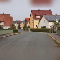 Die zwischen oberem und unterem Dorf verlaufende Kreissstraße im Oberscheinfelder Gemeindeteil Herpersdorf steht als einzige Ortsdurchfahrt im kommenden Jahr auf der Sanierungs-Wunschliste der Kreisbauabteilung. (Foto: Andreas Reum)