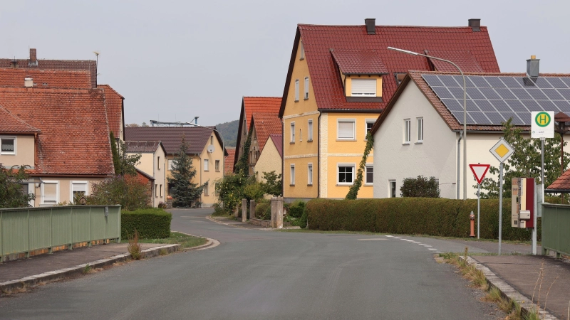 Die zwischen oberem und unterem Dorf verlaufende Kreissstraße im Oberscheinfelder Gemeindeteil Herpersdorf steht als einzige Ortsdurchfahrt im kommenden Jahr auf der Sanierungs-Wunschliste der Kreisbauabteilung. (Foto: Andreas Reum)