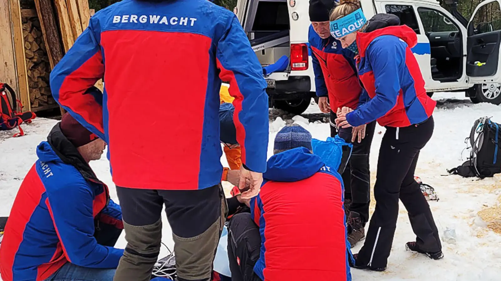 Zunächst kümmerte sich die Bergwacht um den Waldarbeiter. (Handout) (Foto: -/Bergwacht Grassau/dpa)
