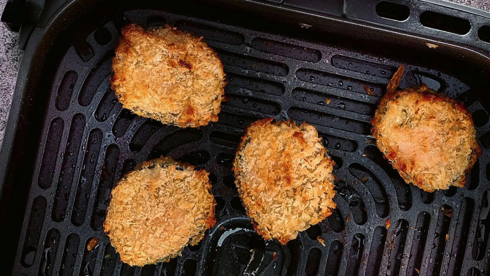 Ob gekauft oder selbstgerollt: Wer Sushi in Tempurateig taucht und im Airfryer ausgebacken lässt, hat im Handumdrehen leckere Knusper-Häppchen.  (Foto: Hubertus Schüler/Becker Joest Volk Verlag/dpa-tmn)