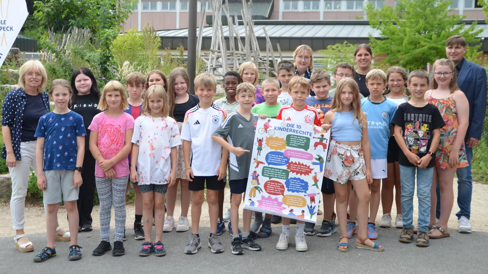 Die Klasse 4d der Grundschule Diespeck mit Gisela Heusinger-Herz vom Kinderschutzbund im Landkreis und ihrer Lehrerin Kathrin Roth (hintere Reihe von links), der Konrektorin Anja Held (links) und Rektor Ulrich Schöttle (rechts) auf dem Bild. (Foto: Christa Frühwald)