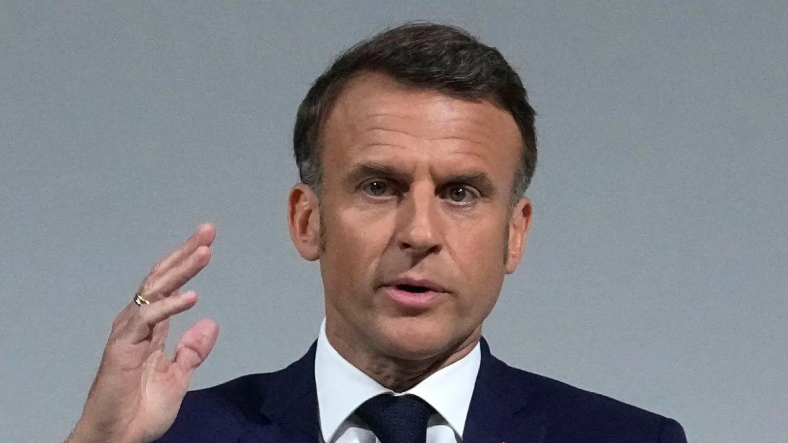 Der französische Präsident Emmanuel Macron hatte als Reaktion auf die Niederlage seiner liberalen Kräfte bei der Europawahl die Nationalversammlung aufgelöst. (Foto: Michel Euler/AP/dpa)