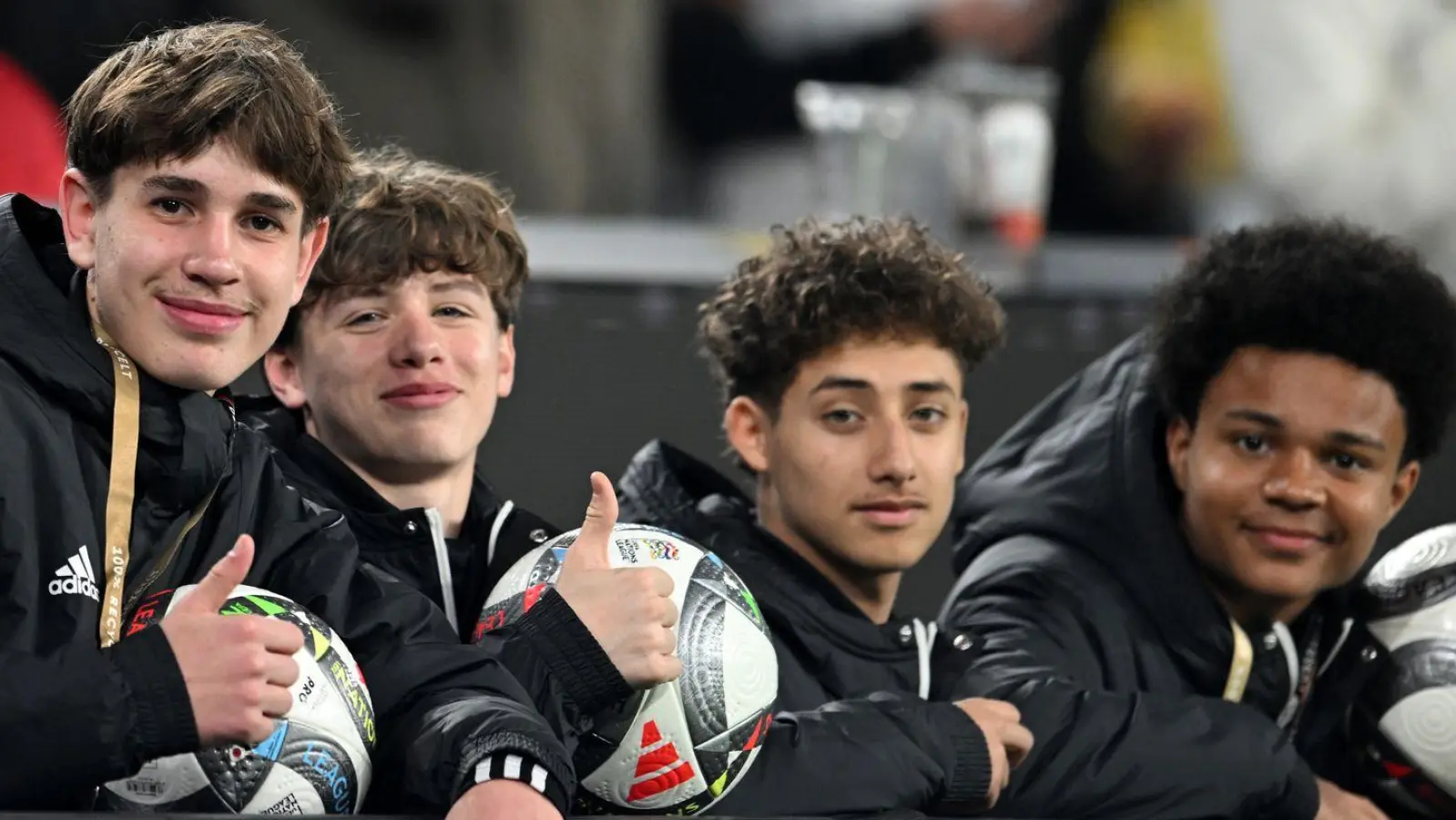 Hatte Anteil an einem Überraschungstor der deutschen Fußballer: Balljunge Noel Urbaniak (l.). (Foto: Fabian Strauch/dpa)