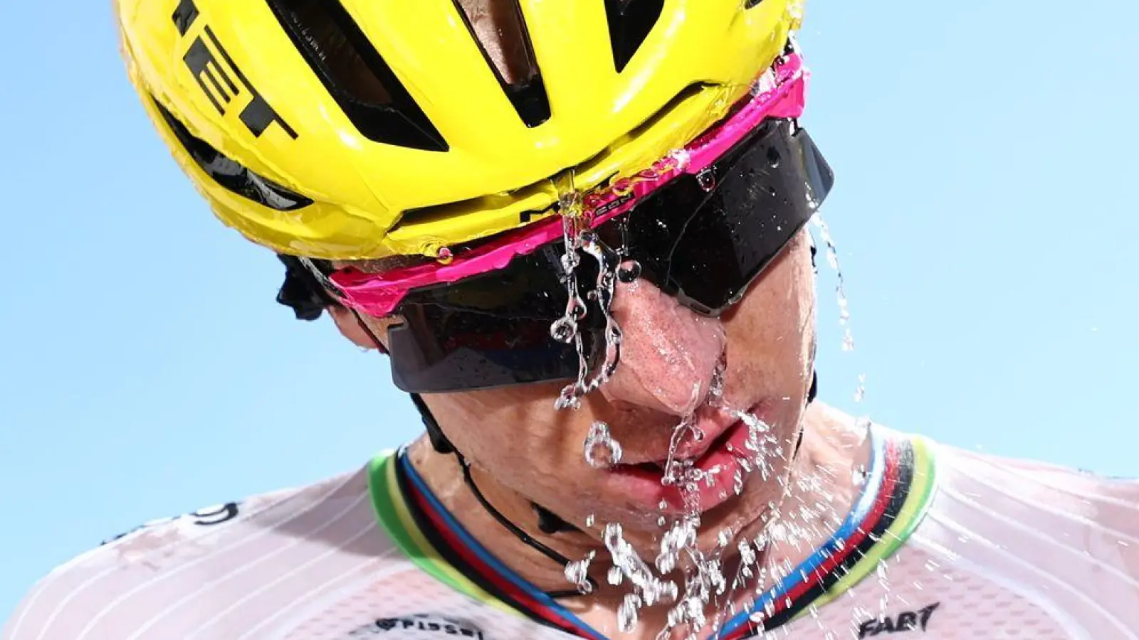 Auch Tour-Dominator Tadej Pogacar braucht viel Abkühlung in diesen Tagen.  (Foto: Anne-Christine Poujoulat/AFP via AP/dpa)