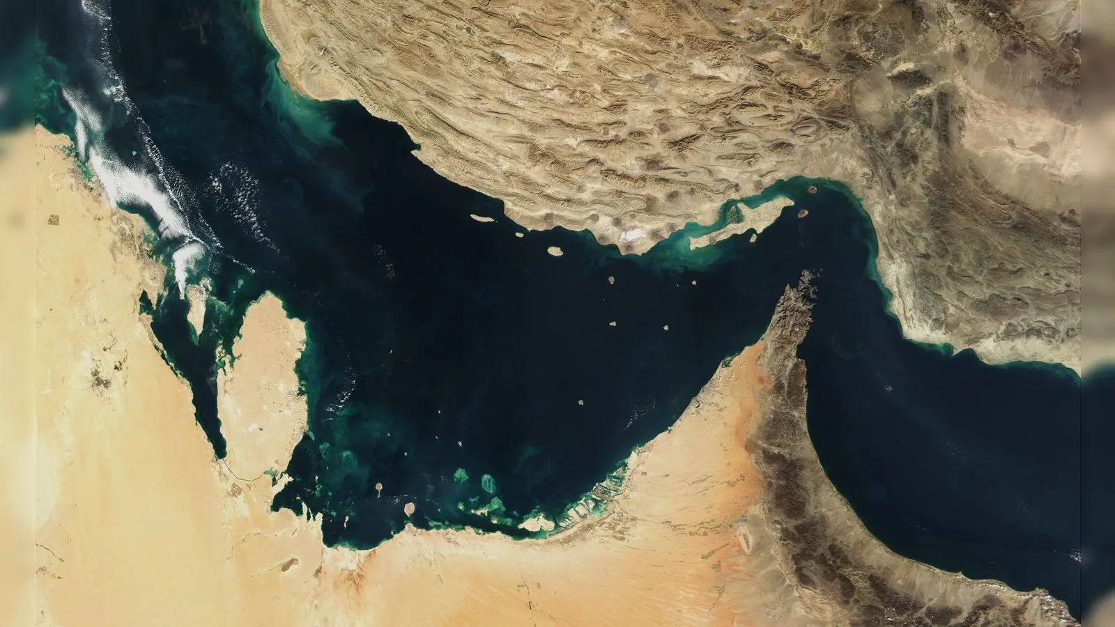 Die Meerenge von Hormus ist wegen ihrer Bedeutung für den Transport von Öl und Flüssiggas ein Nadelöhr der Weltwirtschaft. (Archivbild) (Foto: -/The Visible Earth/NASA/dpa)