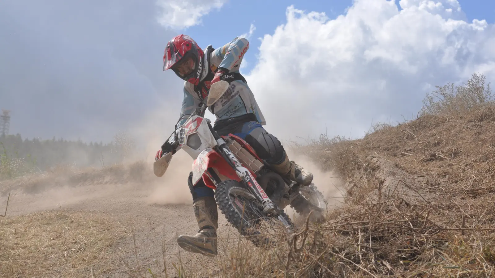 Bereiten Sie sich auf ein aufregendes Wochenende voller Action und staubbedeckter Fahrer beim Enduro-Rennen vor. Spannende Rennszenen auf einer herausfordernden Strecke erwarten Sie! (Foto: Hans-Bernd Glanz)
