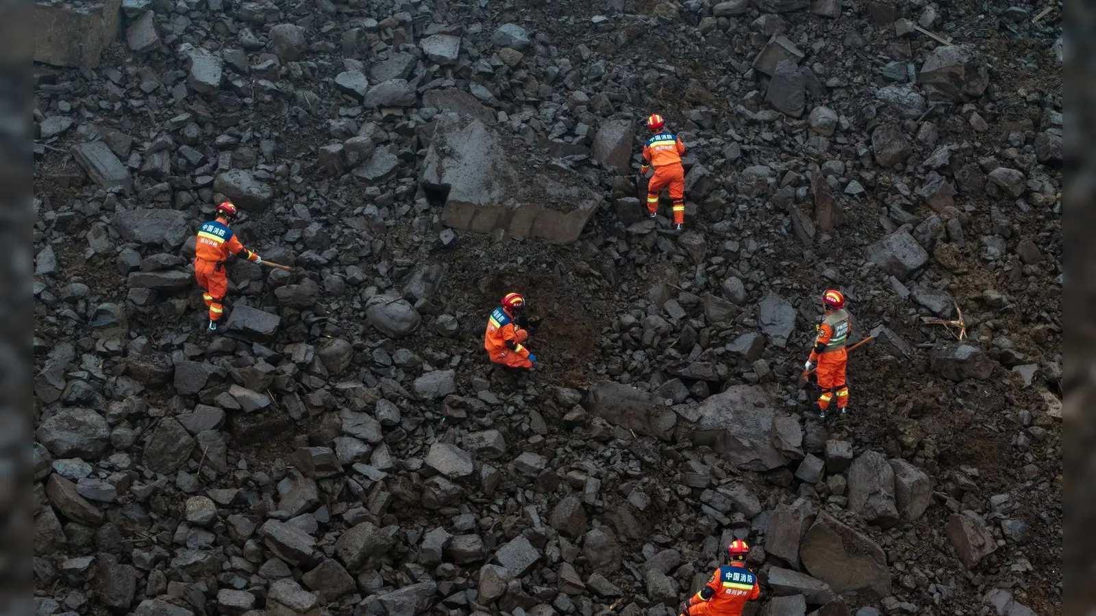 Eine tote Person hatten die Helfer bereits geborgen.  (Foto: Jiang Hongjing/Xinhua/dpa)