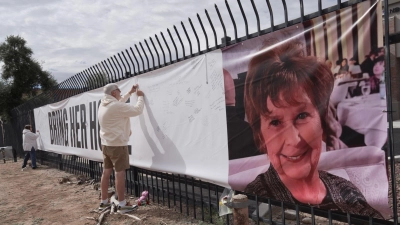 Mit Plakaten versuchen Anwohner die Suche nach der verschwundenen Seniorin Nancy Guthrie in Tuscon, Arizona, zu unterstützen.  (Foto: Ty ONeil/AP/dpa)