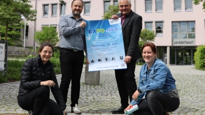 Das Team der Wirtschaftsförderung am Landratsamt, bestehend aus Julia Tschawdarow (links unten), Claus Seifert (rechts stehend), Michael Capek und Stefanie Binder, präsentiert das Plakat für die erste Neustädter Expo.  (Foto: Patrick Lauer)
