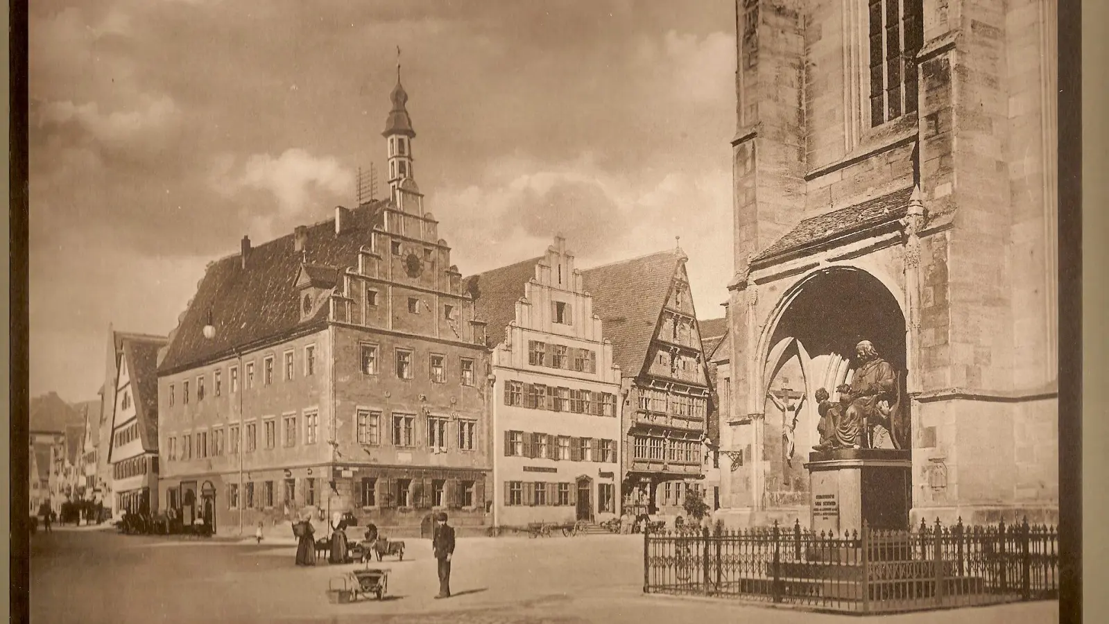 Zum Ort des Schreckens wurde in der Silvesternacht 1921/22 der Marktplatz neben dem Münster St. Georg. Hier explodierte eine Bombe, als gerade viele Einwohner Dinkelsbühls gemeinsam den Start ins neue Jahr feiern wollten. Diese Aufnahme entstand etwa um das Jahr 1910. (Repro: Stadtarchiv Dinkelsbühl)