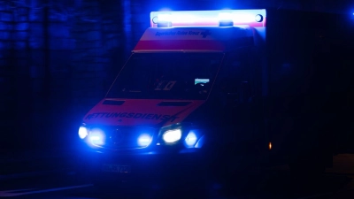 Der 38-jährige Feuerwehrmann kam nach dem Unfall mit Kopfverletzungen ins Krankenhaus. (Symbolbild) (Foto: Nicolas Armer/dpa)