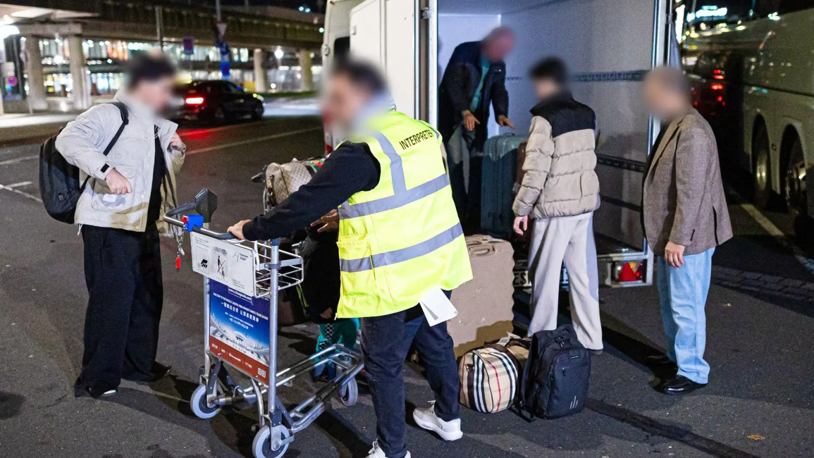 Afghaninnen und Afghanen bei ihrer Ankunft in Hannover. (Archivbild) (Foto: Moritz Frankenberg/dpa)