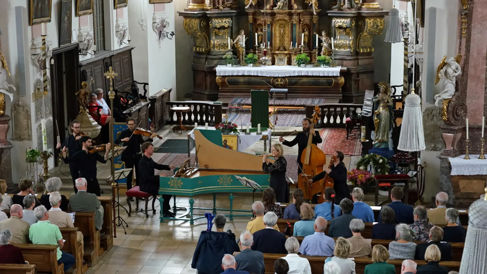 Eine Landpartie nach Ellingen: Jörg Halubek – hier am Cembalo – gestaltete sie mit Mitgliedern seines Ensembles „Il Gusto Barocco“. (Foto: Elke Walter)