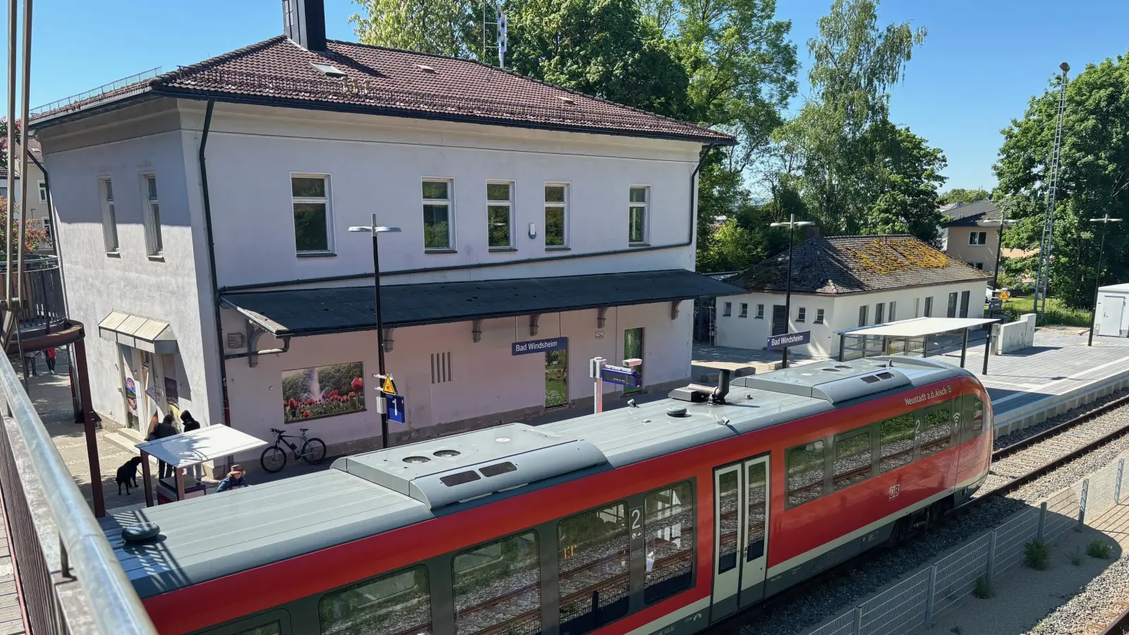 Die Sanierung des Bad Windsheimer Bahnhofs liegt auf Eis. Die Pläne zur Errichtung eines Inklusionscafés werden vorerst nicht umgesetzt. (Foto: Selina Ceker)