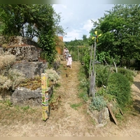 Bei einem Rundgang durch den Garten der Familie Pflüger gibt es viel zu entdecken. Die Hanglage ist mit viel Arbeit verbunden. (Foto: Karl-Heinz Gisbertz)